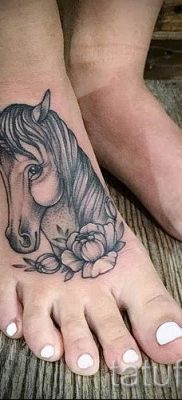 Et eksempel på et foto med en cool enhjørningstatovering til en artikel om betydningen af tatovering 66