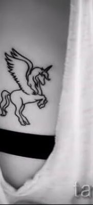 Et eksempel på et foto med en sej enhjørningstatovering til en artikel om betydningen af tatovering 64