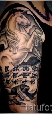 Et eksempel på et foto med en sej enhjørningstatovering til en artikel om betydningen af tatovering 63