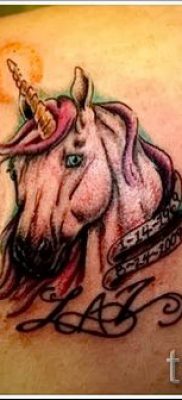 Et eksempel på et foto med en sej enhjørningstatovering til en artikel om betydningen af tatovering 61