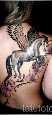 Et eksempel på et foto med en sej enhjørningstatovering til en artikel om betydningen af tatovering 60