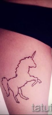 Et eksempel på et foto med en sej enhjørningstatovering til en artikel om betydningen af tatovering 59