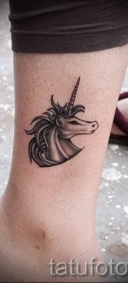 Et eksempel på et foto med en cool enhjørningstatovering til en artikel om betydningen af tatovering 58