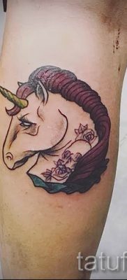 Et eksempel på et foto med en sej enhjørningstatovering til en artikel om betydningen af tatovering 57