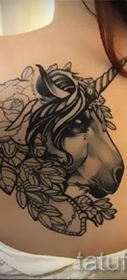 Et eksempel på et foto med en cool enhjørningstatovering til en artikel om betydningen af tatovering 56