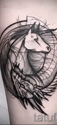 Et eksempel på et foto med en cool enhjørningstatovering til en artikel om betydningen af tatovering 55