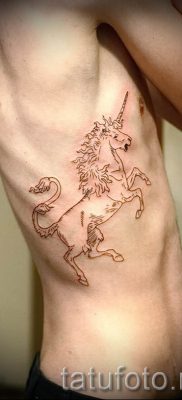 Et eksempel på et foto med en cool enhjørningstatovering til en artikel om betydningen af tatovering 54