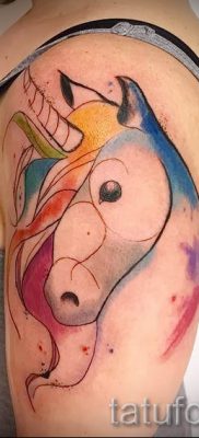 Et eksempel på et foto med en sej enhjørningstatovering til en artikel om betydningen af tatovering 53