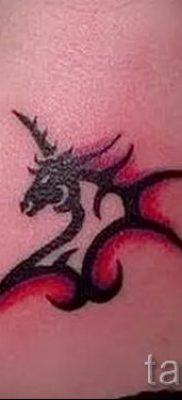 Et eksempel på et foto med en sej enhjørningstatovering til en artikel om betydningen af tatovering 51