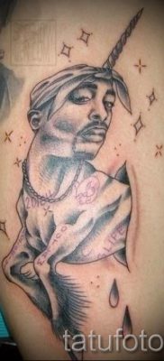 Et eksempel på et foto med en cool enhjørningstatovering til en artikel om betydningen af en tatovering 50