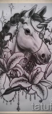 Et eksempel på et foto med en sej enhjørningstatovering til en artikel om betydningen af tatovering 49