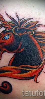 Et eksempel på et foto med en sej enhjørningstatovering til en artikel om betydningen af tatovering 48