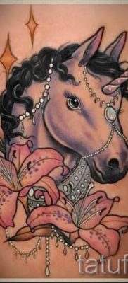 Et eksempel på et foto med en cool enhjørningstatovering til en artikel om betydningen af tatovering 47