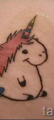 Et eksempel på et foto med en sej enhjørningstatovering til en artikel om betydningen af tatovering 46