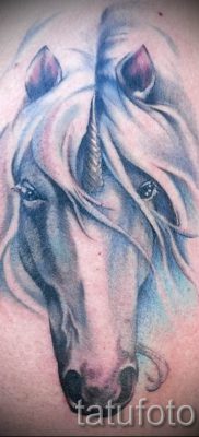 Et eksempel på et foto med en cool enhjørningstatovering til en artikel om betydningen af en tatovering 45