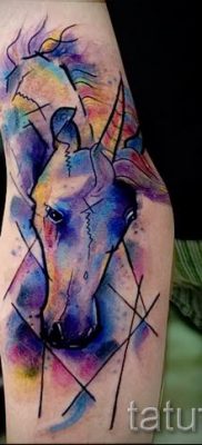 Et eksempel på et foto med en cool enhjørningstatovering til en artikel om betydningen af tatovering 44