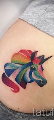 Et eksempel på et foto med en sej enhjørningstatovering til en artikel om betydningen af tatovering 43