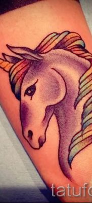 Et eksempel på et foto med en sej enhjørningstatovering til en artikel om betydningen af tatovering 42