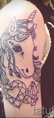 Et eksempel på et foto med en sej enhjørningstatovering til en artikel om betydningen af tatovering 41