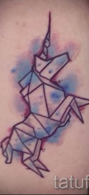 Et eksempel på et foto med en sej enhjørningstatovering til en artikel om betydningen af tatovering 40