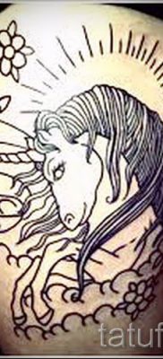 Et eksempel på et foto med en sej enhjørningstatovering til en artikel om betydningen af tatovering 39