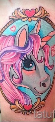 Et eksempel på et foto med en cool enhjørningstatovering til en artikel om betydningen af tatovering 38