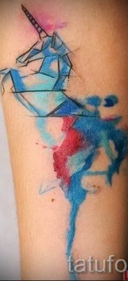 Et eksempel på et foto med en sej enhjørningstatovering til en artikel om betydningen af tatovering 37