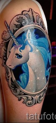 Et eksempel på et foto med en cool enhjørningstatovering til en artikel om betydningen af tatovering 36