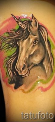 Et eksempel på et foto med en sej enhjørningstatovering til en artikel om betydningen af en tatovering 35