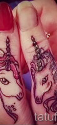 Et eksempel på et foto med en sej enhjørningstatovering til en artikel om betydningen af tatovering 34