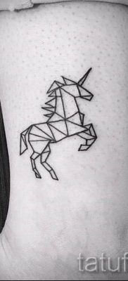 Et eksempel på et foto med en cool enhjørningstatovering til en artikel om betydningen af tatovering 33