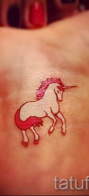 Et eksempel på et foto med en sej enhjørningstatovering til en artikel om betydningen af en tatovering 32