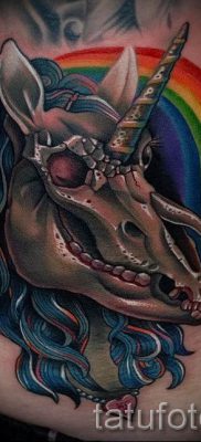 Et eksempel på et foto med en sej enhjørningstatovering til en artikel om betydningen af tatovering 31