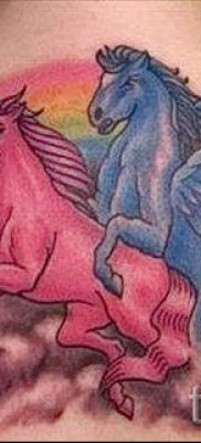 Et eksempel på et foto med en sej enhjørningstatovering til en artikel om betydningen af tatovering 30