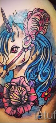 Et eksempel på et foto med en sej enhjørningstatovering til en artikel om betydningen af tatovering 29