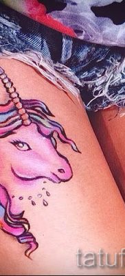 Et eksempel på et foto med en cool enhjørningstatovering til en artikel om betydningen af tatovering 28