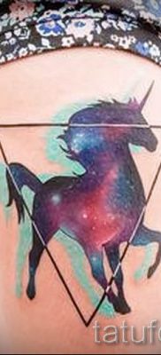 Et eksempel på et foto med en sej enhjørningstatovering til en artikel om betydningen af tatovering 27