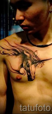 Et eksempel på et foto med en sej enhjørningstatovering til en artikel om betydningen af tatovering 26