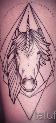 Et eksempel på et foto med en sej enhjørningstatovering til en artikel om betydningen af tatovering 24