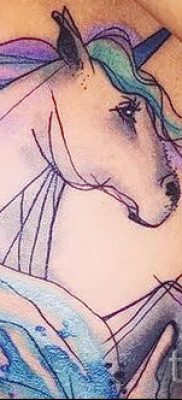 Et eksempel på et foto med en cool enhjørningstatovering til en artikel om betydningen af tatovering 23