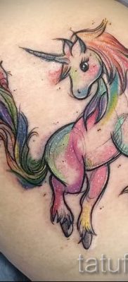 Et eksempel på et foto med en cool enhjørningstatovering til en artikel om betydningen af tatovering 22