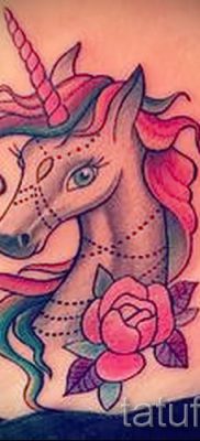 Et eksempel på et foto med en cool enhjørningstatovering til en artikel om betydningen af tatovering 21