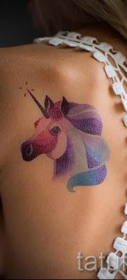 Et eksempel på et foto med en cool enhjørningstatovering til en artikel om betydningen af tatovering 20