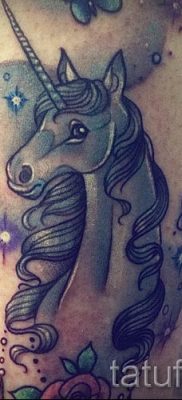 Et eksempel på et foto med en cool enhjørningstatovering til en artikel om betydningen af tatovering 19