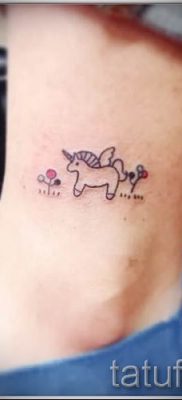 Et eksempel på et foto med en cool enhjørningstatovering til en artikel om betydningen af tatovering 18