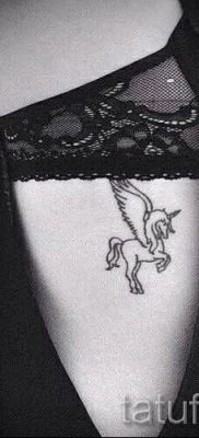 Et eksempel på et foto med en sej enhjørningstatovering til en artikel om betydningen af tatovering 17