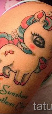 Et eksempel på et foto med en cool enhjørningstatovering til en artikel om betydningen af tatovering 16