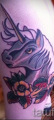 Et eksempel på et foto med en sej enhjørningstatovering til en artikel om betydningen af tatovering 15