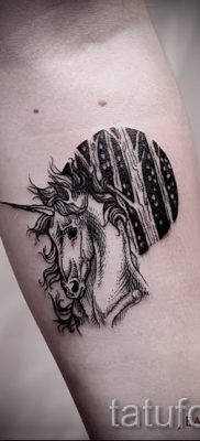 Et eksempel på et foto med en cool enhjørningstatovering til en artikel om betydningen af tatovering 14