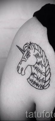 Et eksempel på et foto med en sej enhjørningstatovering til en artikel om betydningen af tatovering 13